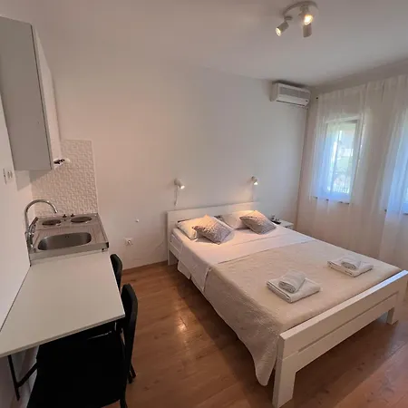 Iskra Πανσιόν 3*