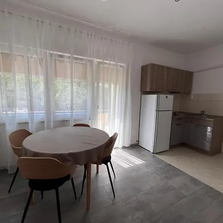 Iskra بيت ضيافة روفينج